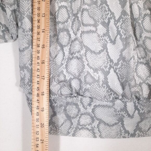 Jennifer Lopez Top SZ X-Small Gray Snakeskin Pleated Neckline Flutter Sleeve Y2K - Picture 13 of 13